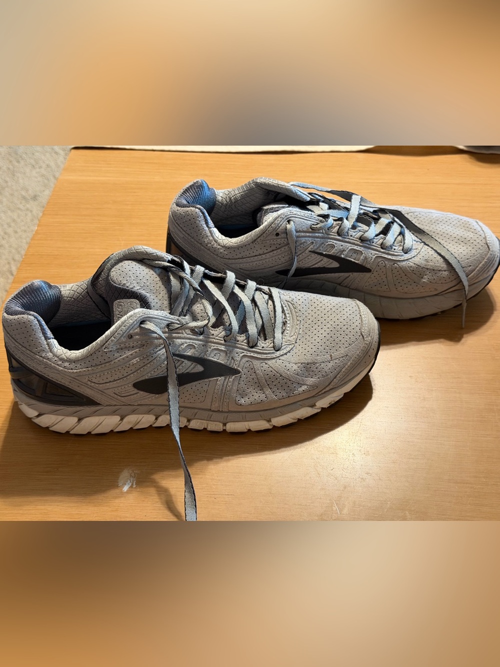 Brooks Men's Light Gray Athletic Running Shoes with Black Logo